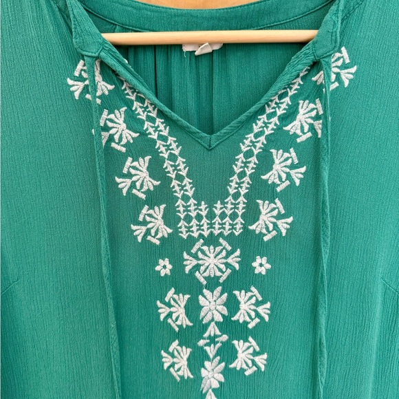 Mason & Belle Kinsley Flutter Sleeve Embroidered Top - Picture 4 of 7